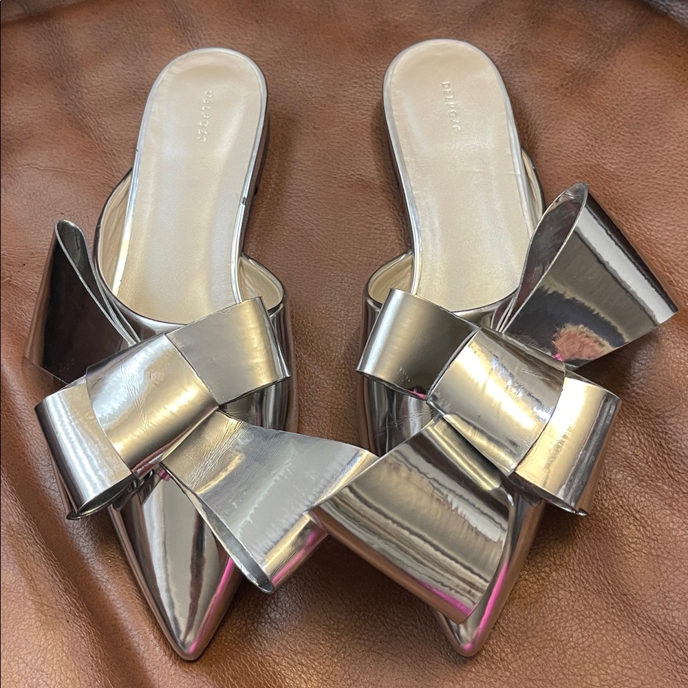 Delpozo patent leather pointed bow flat mules in silver size 37